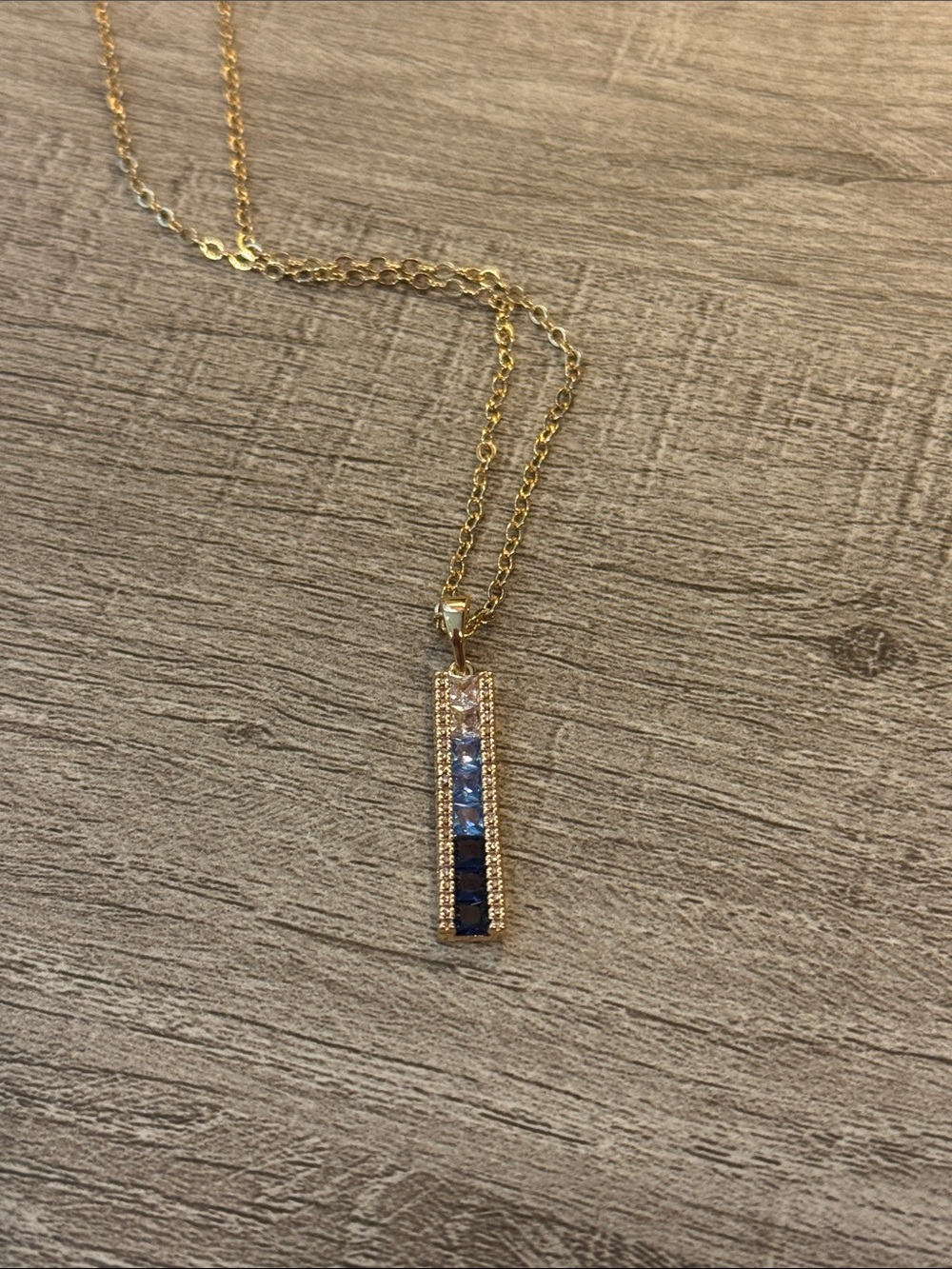 Vince Camuto blue ombré necklace w/ pouch BRAND NEW 💙 - Picture 2 of 4